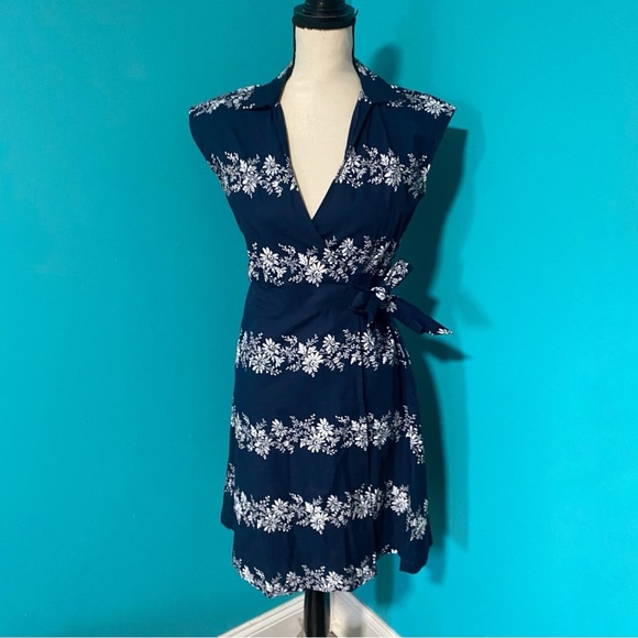 Tommy Hilfiger Dresses & Skirts - Tommy Hilfiger XS Navy Blue White Floral Print Cap Sleeve Wrap Dress
